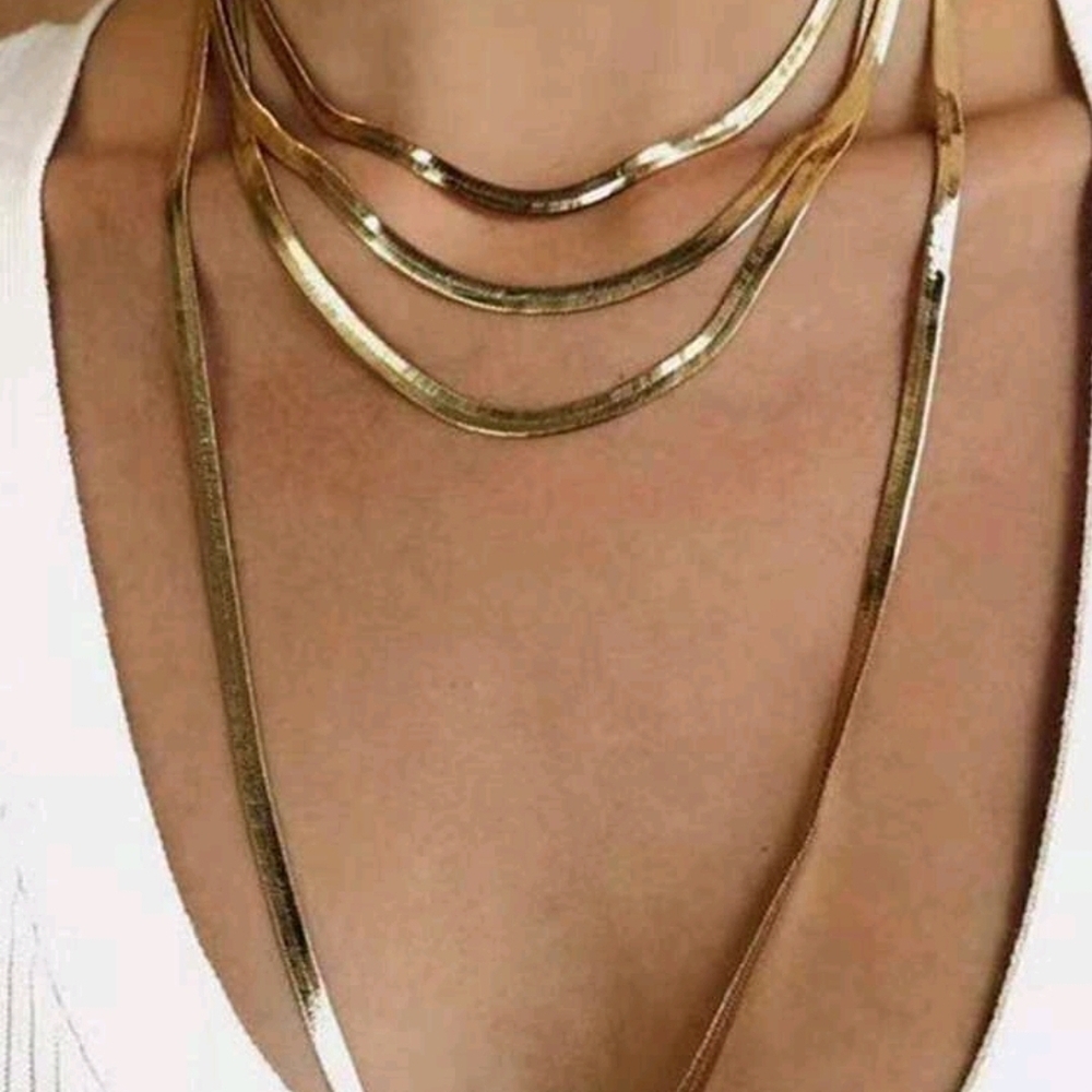 Elegant Gold Layered Necklace